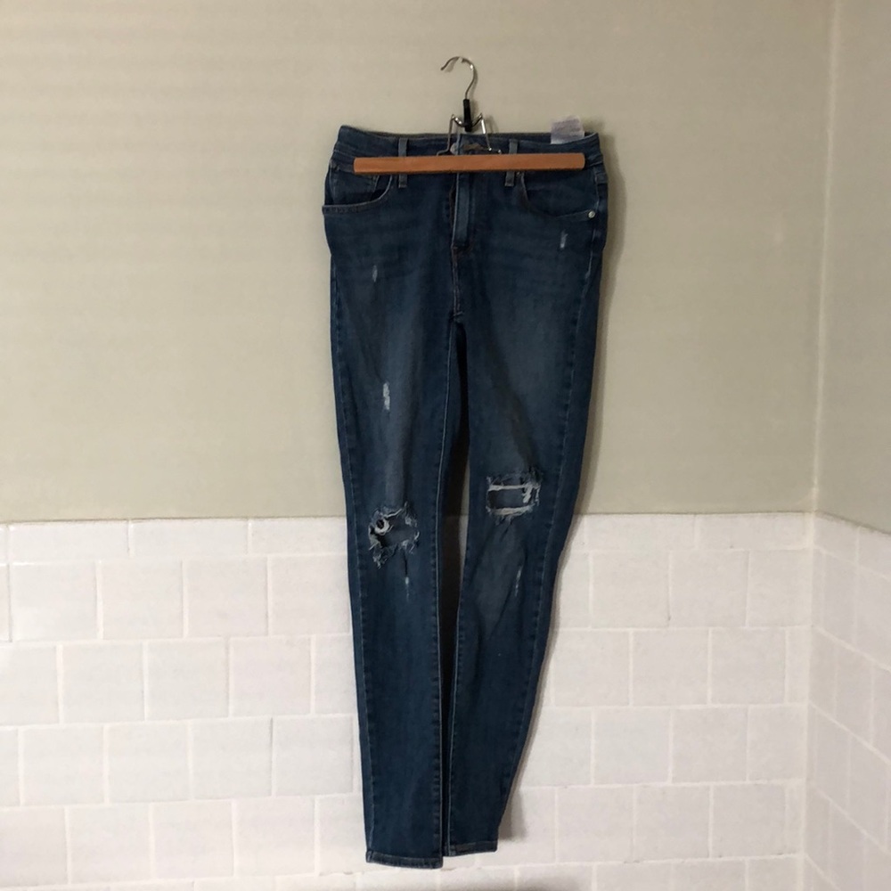 Blue Levi’s 725 High Rose Skinny